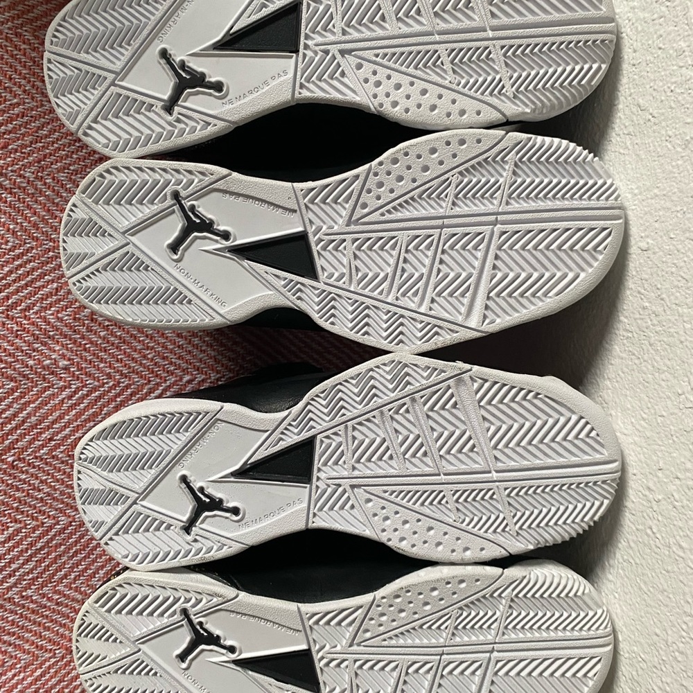 Jordan Boys Size 4Y - Picture 2 of 4